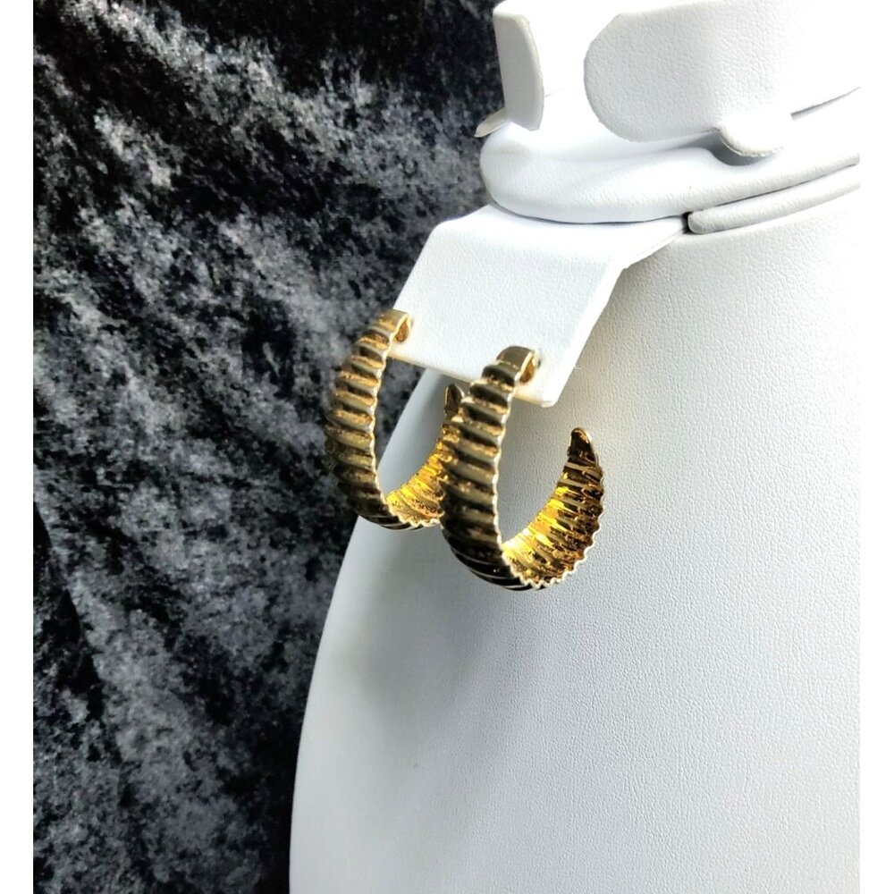 vintage gold tone ribbed design hoop push back earrings